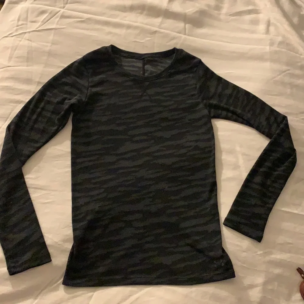 Under Armour dark gray Animal Print scoop neck long sleeve Thermal Top - Picture 1 of 9